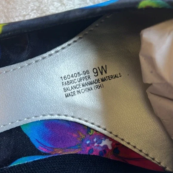 NWOT, 9 wide, Angel Flex Black Floral Closed , Round Toe Pumps Shoes. - Picture 7 of 14